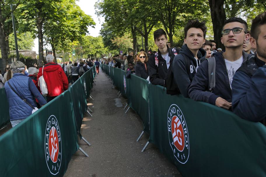 Roland Garros, gli spettatori aspettano in coda all&#39;ingresso dello stadio (Ap)